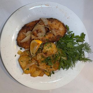 Жареный сазан с луком и жареным картофелем