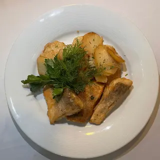 Жареный судак с луком и жареным картофелем