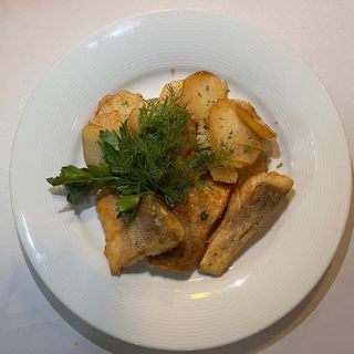 Жареный судак с луком и жареным картофелем