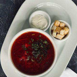 Борщ с чесночными хлебцами