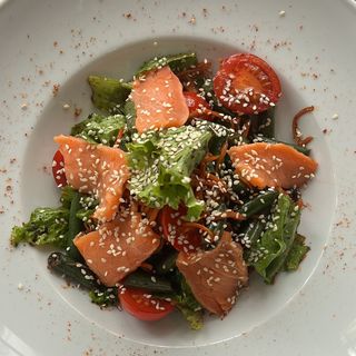 Салат со  стручковой фасолью и семгой