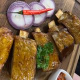 Запеченные ребра теленка с соусом сальса и чили