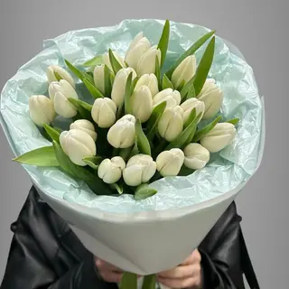 25 белых тюльпанов в аква бумаге
