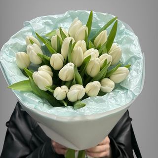 25 белых тюльпанов в аква бумаге