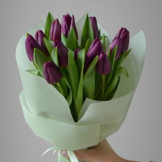 15 фиолетовых тюльпанов в аква бумаге