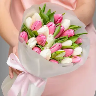 25 розовых и белых тюльпанов в аква бумаге