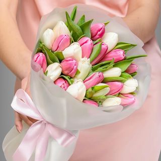 25 розовых и белых тюльпанов в аква бумаге