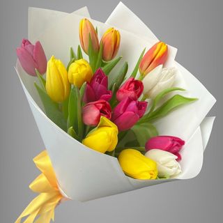 15 микс тюльпанов в аква бумаге