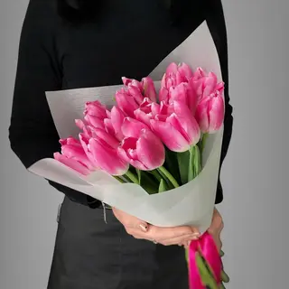 15 розовых тюльпанов в аква бумаге
