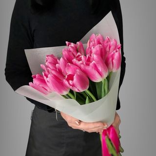 15 розовых тюльпанов в аква бумаге