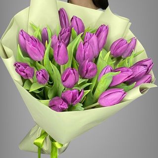 25 фиолетовых тюльпанов в аква бумаге