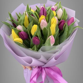 25 тюльпанов микс в аква бумаге