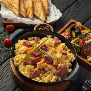 Омлет с ветчиной(салат баклажан теплый)