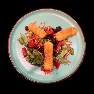 Салат со свеклой и жареным сыром 