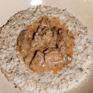 Зеленая греча с тушеной кониной в сливках