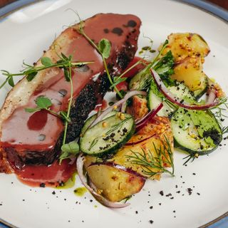 Говяжий брискет с теплым картофельным салатом и соусом демиглас