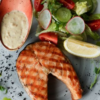 Лосось на гриле с салатным миксом
