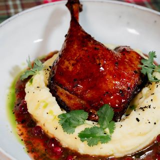 Утиная ножка конфи с соусом жу и картофельным пюре