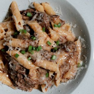 Пенне с растушенной кониной