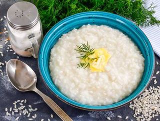 Каша рисовая с малиновым топпингом