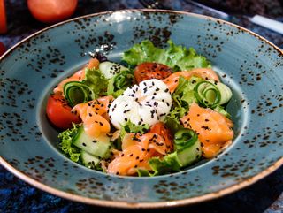 Салат с семгой  яйцом пашот (220гр)