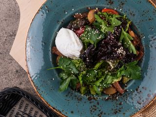 Теплый салат с говядиной и яйцом пашот (320гр)