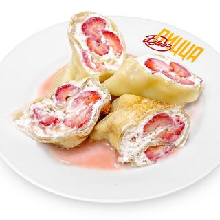 Блинчики с ягодами и взбитыми сливками