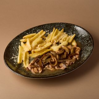 Отбивная грудка с трюфельным сосуом жу