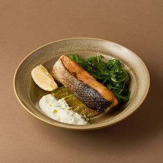 Лосось с цукини соусом дзадзаки