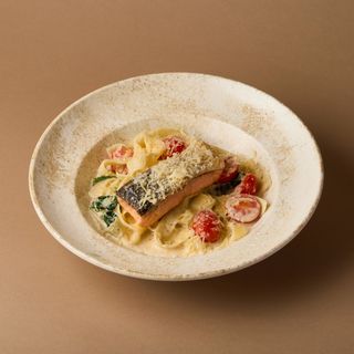 Фетучини лососем и шпинатом