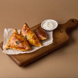 Самса с курицей и копченной сметаной