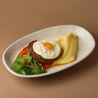 Бифштекс с томатами и пюре