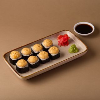 Ролл с лососем запеченный