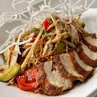 Салат с курицей по- тайски