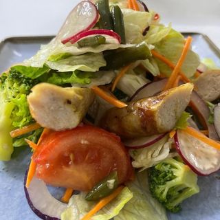 Лугкий салат с колбасками из конины