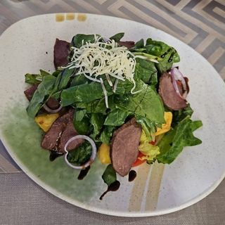 Теплый салат с телятиной