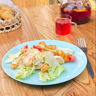 Салат Цезарь с курицей 330 гр