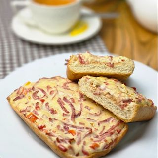 Запеченный бутерброд с салями 130гр