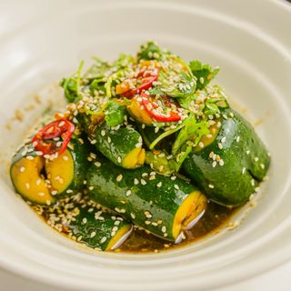 Салат битые огурцы