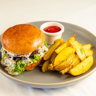 Бургер с котлетой и грибным соусом