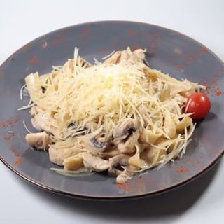 Паста фетучини с курицей и грибами