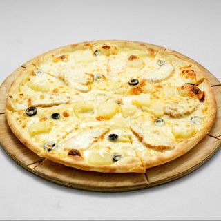 Пицца с курицей и ананасами