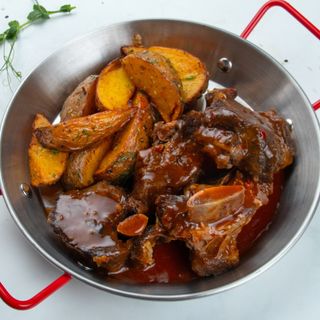 Томленые говяжьи ребра с картофельными дольками