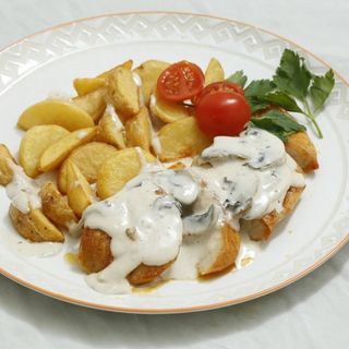 Куриное филе в сливочно-грибном соусе