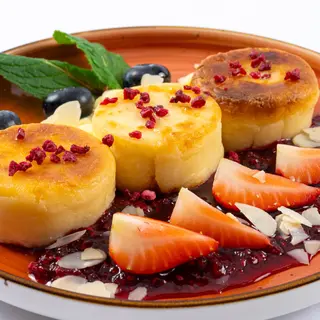 Сырники с малиновым конфитюром