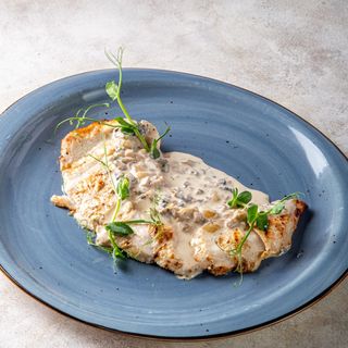 Куриная грудка на гриле с грибным соусом