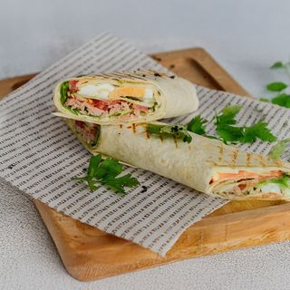 Ролл с овощами и тунцом