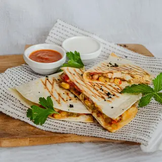Кесадилья с цыплёнком и овощами