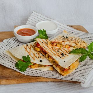 Кесадилья с цыплёнком и овощами