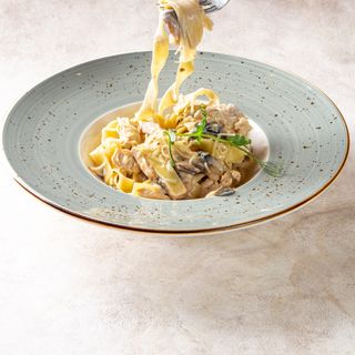 Паста с курицей и грибами